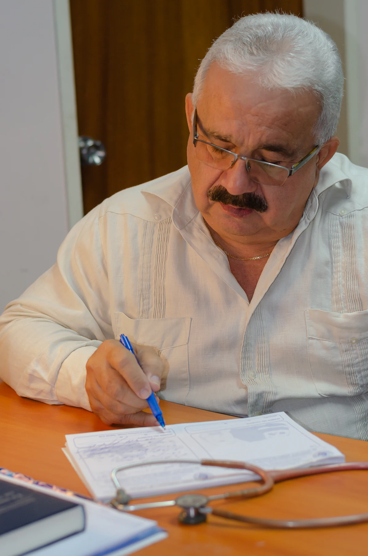 Señor firmando un documento