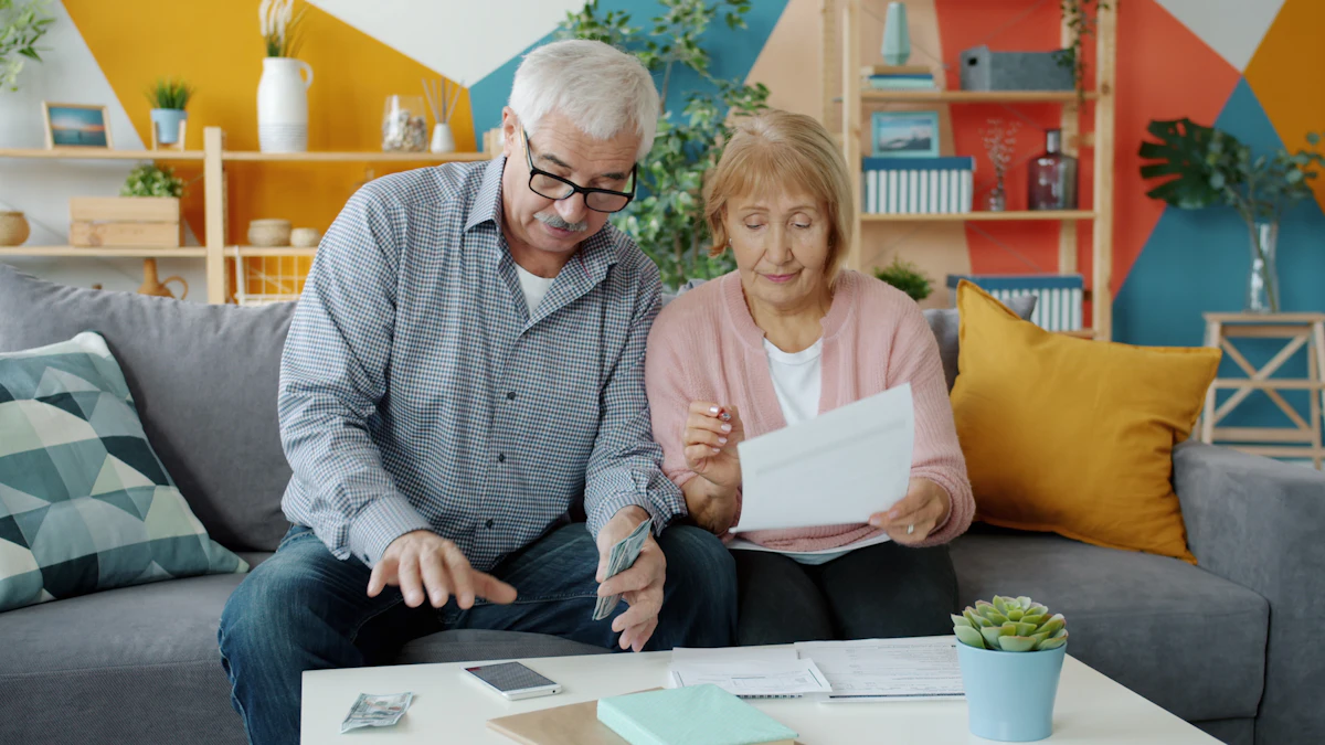 Pareja de adultos mayores revisando documentos juntos